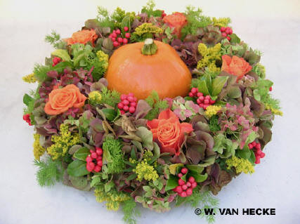 Bloemschikken: Pompoen in een aureool van herfstkleuren