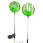 Duo van groene solarbollen met grondpin