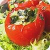 Gevulde tomaten hoeven niet altijd met gehakt te zijn, ze kunnen ook met eieren of kaas worden gevuld