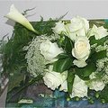 Bloemschikken in een herbruikbaar frame en met witte bloemen