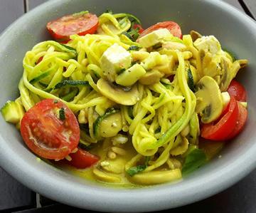 Maak jouw eigen groentenpasta: Spaghetti van courgettes met curry en feta