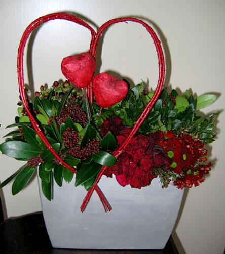Goodwill hoed rem Valentijn bloemstukje maken met een rood hart van rode cornustakken en  piepschuimen hartjes