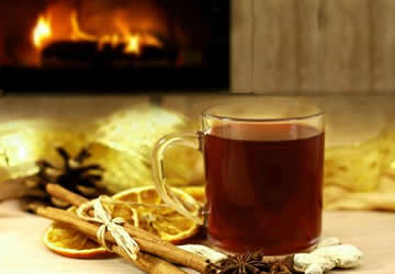 Een warme kop verse thee drinken
