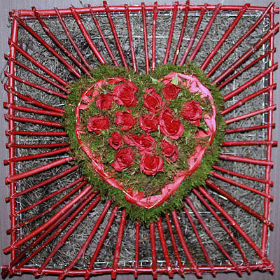 huiswerk Experiment Kiezelsteen Bloemschikken Valentijn: bloemstukjes maken voor uw Valentijntje met rode  rozen en hartjes