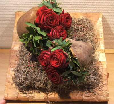 huiswerk Experiment Kiezelsteen Bloemschikken Valentijn: bloemstukjes maken voor uw Valentijntje met rode  rozen en hartjes