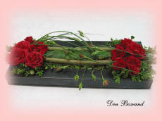 Super Bloemschikken budgetvriendelijk bloemstuk met rode rozen goedkoop AK-64