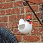 Voederhuis Cluckie hangende kip keramiek