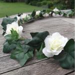 Klimopguirlande met witte rozen