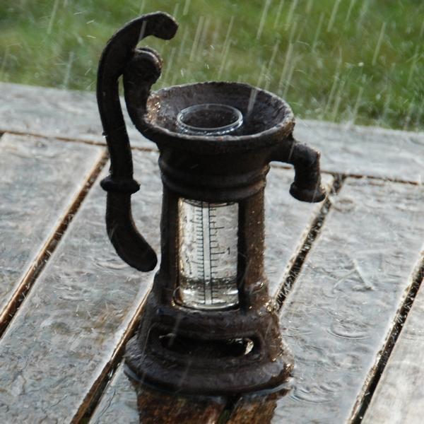 Regenmeter waterpomp